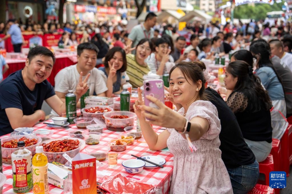 湖南南县：火红龙虾节 千人龙虾宴