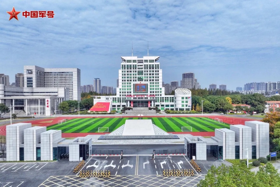校本部位于武汉，新大学开设10个本科专业