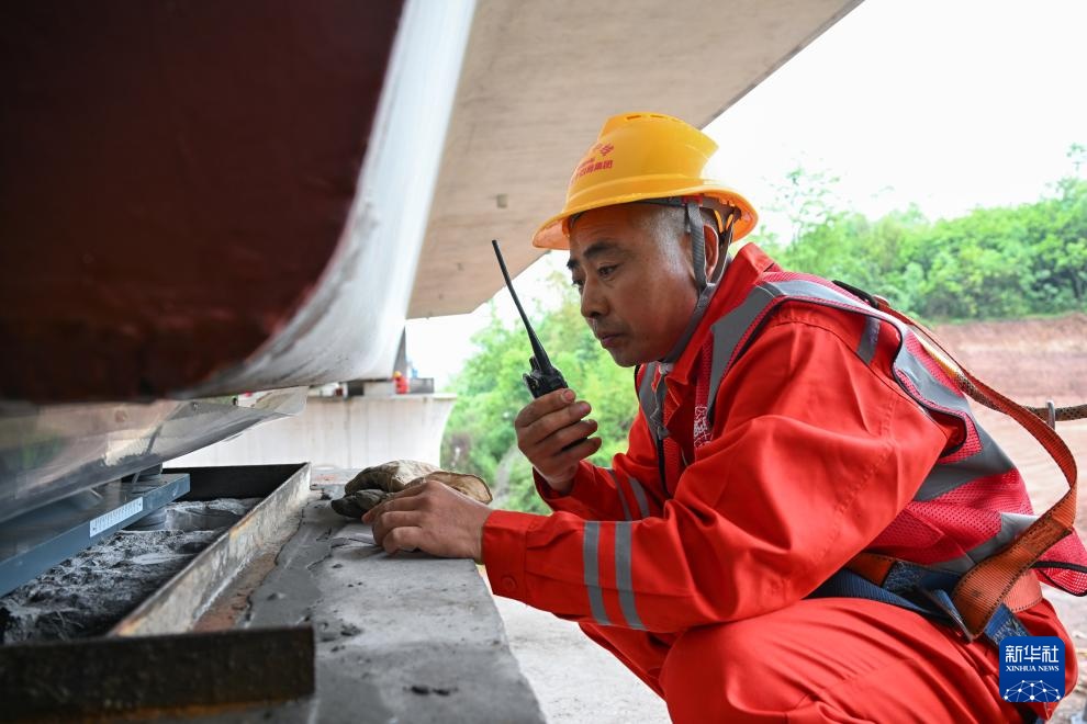 成渝中线铁路重庆大足段首片箱梁成功架设