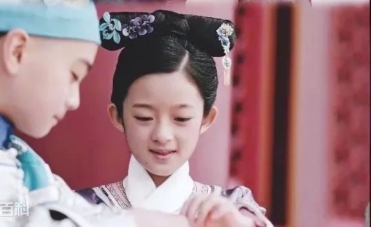 曾饰演“小楚乔”和“小如懿”，女演员黄杨钿甜戴230万耳环引热议，其父为公务员？知情人回应