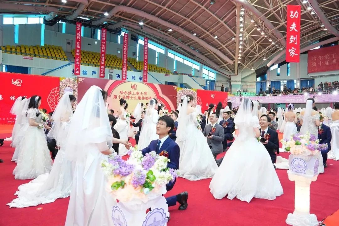 什么情况啊？结婚，学校送“钻戒”？！