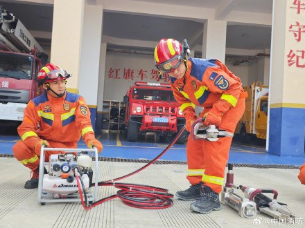 云南地震消防救援力量赴震中排查