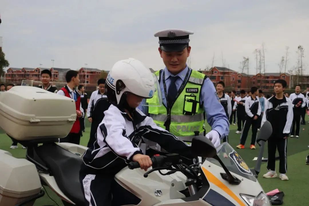 退伍军人→铁骑辅警，他深夜推车的背影在全网刷屏！