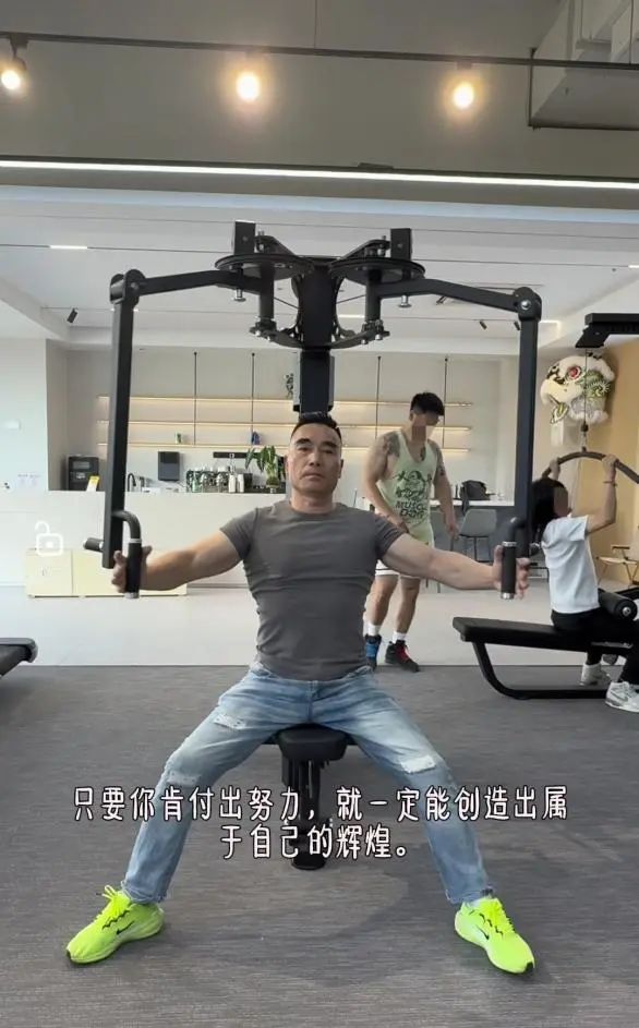 67岁退休武打演员，对健身房下手了！