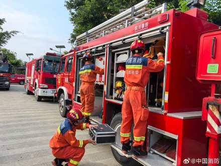 云南地震消防救援力量赴震中排查