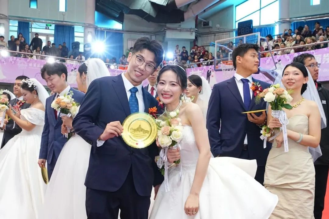 什么情况啊？结婚，学校送“钻戒”？！