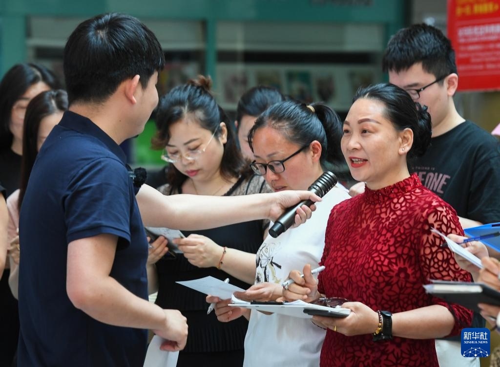 浙江义乌：学习外语 拓展商机