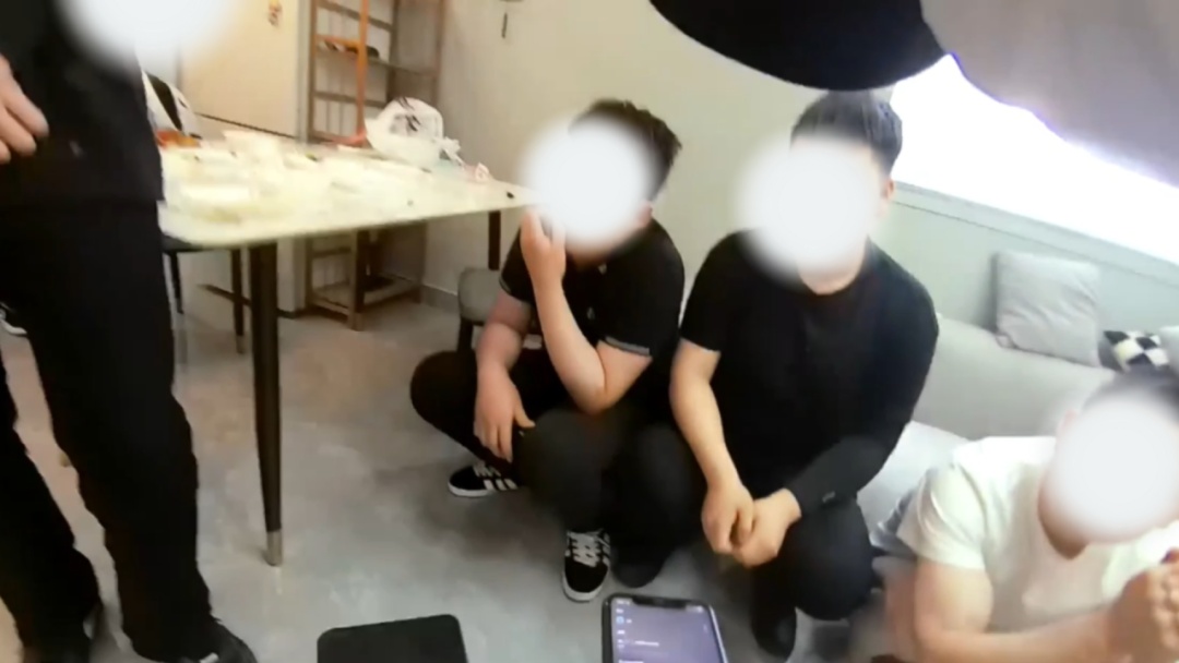 我也不想以貌取人无奈你俩实在忒可疑