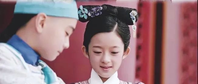 女演员戴230万耳环，其父为公职人员？公司声明