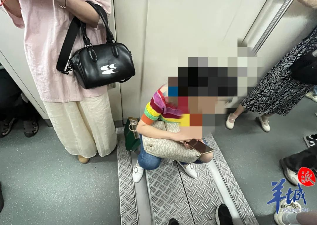 广州地铁频现“板凳族”，街坊怎么看？记者走访→