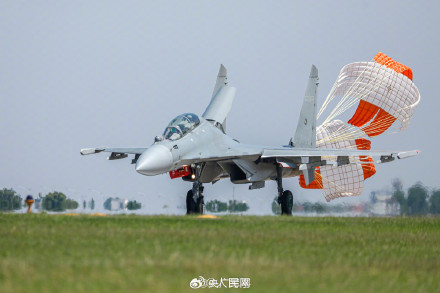 砺剑长空!战机飞行训练大片来袭 砺剑长空!战机飞行训练大片来袭