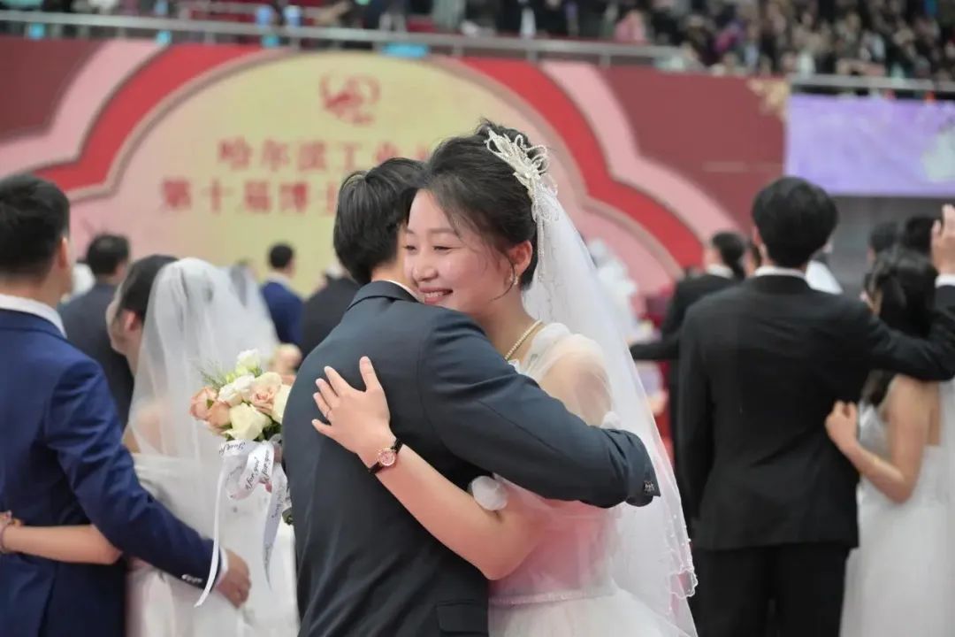 什么情况啊？结婚，学校送“钻戒”？！