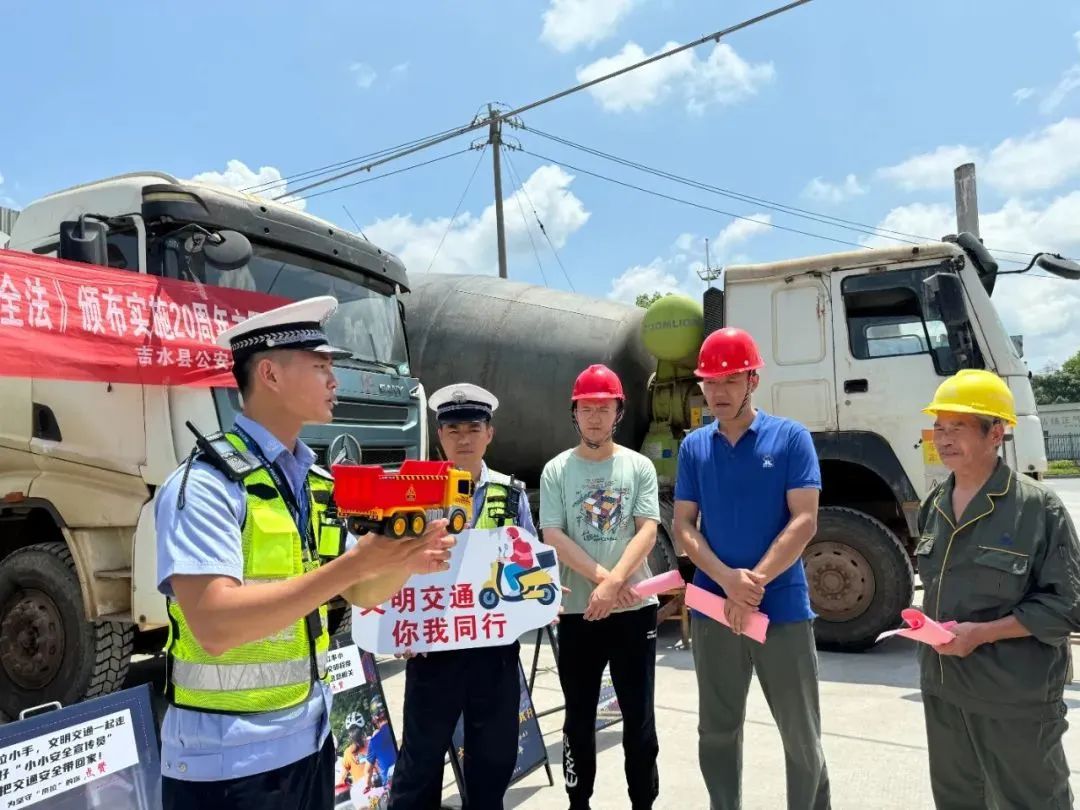 退伍军人→铁骑辅警，他深夜推车的背影在全网刷屏！