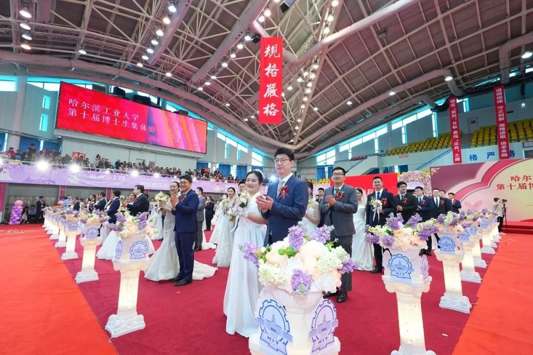 什么情况啊？结婚，学校送“钻戒”？！