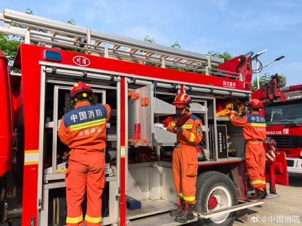 云南地震消防救援力量赴震中排查