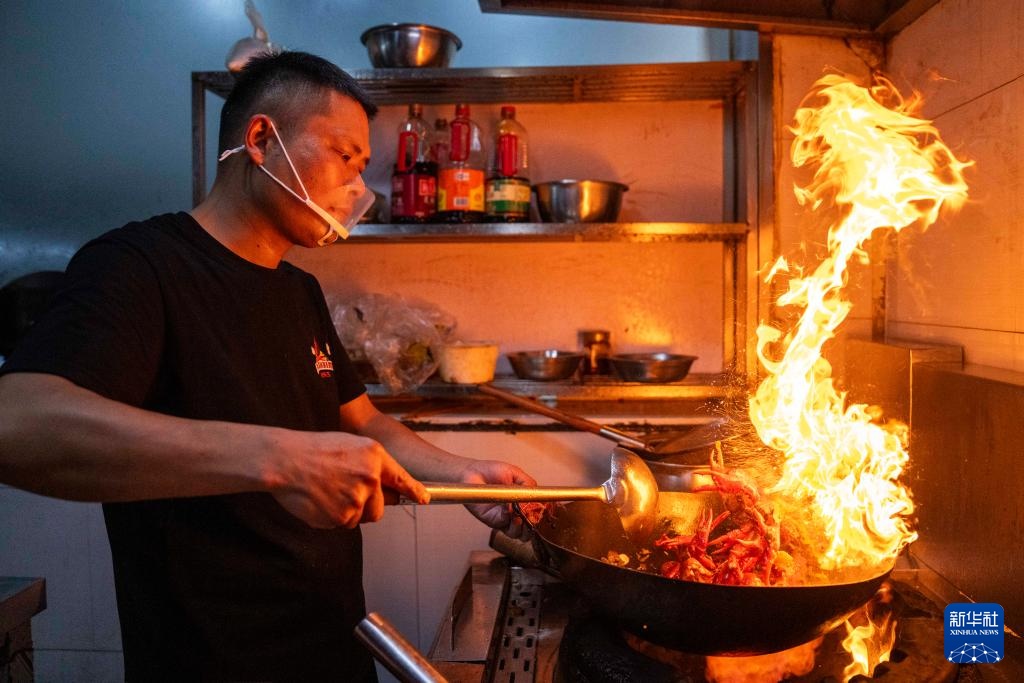 湖南南县：火红龙虾节 千人龙虾宴