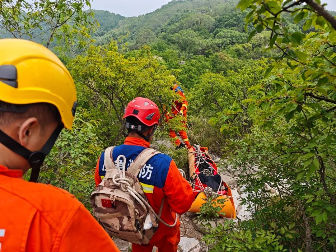爬山中途崴脚，消防紧急救援