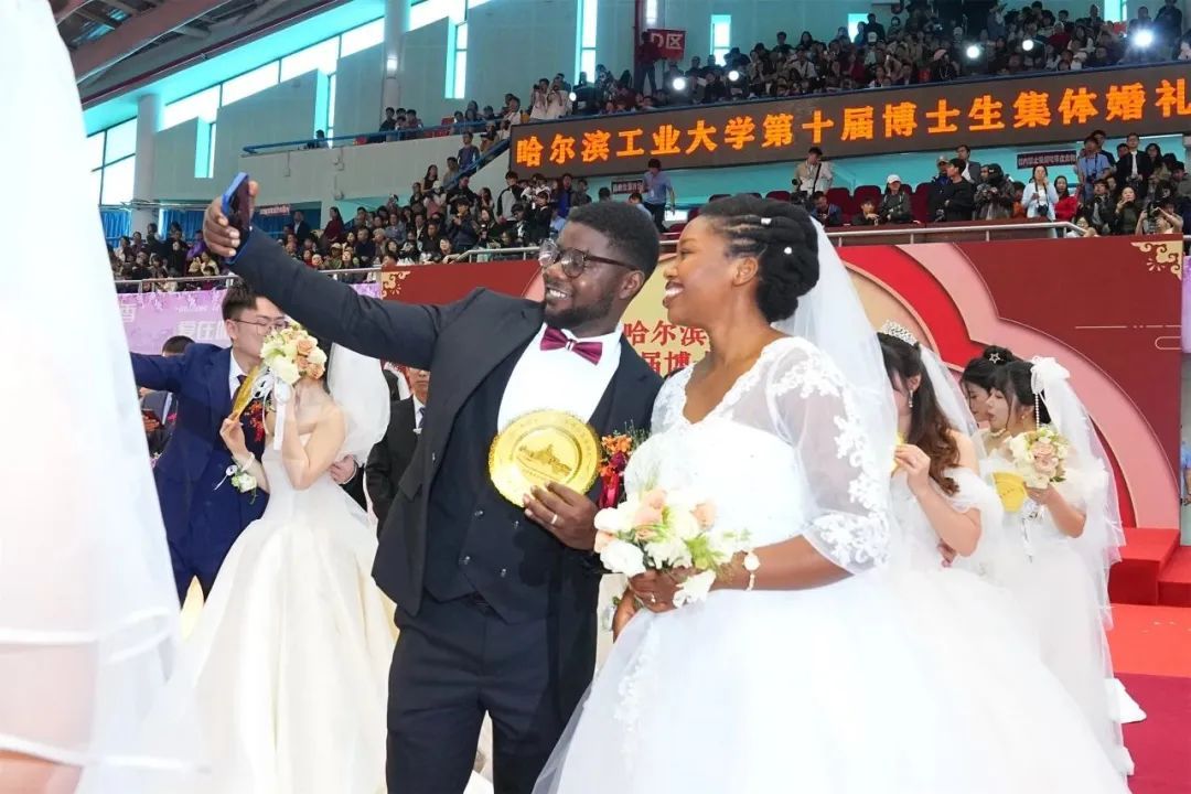 什么情况啊？结婚，学校送“钻戒”？！