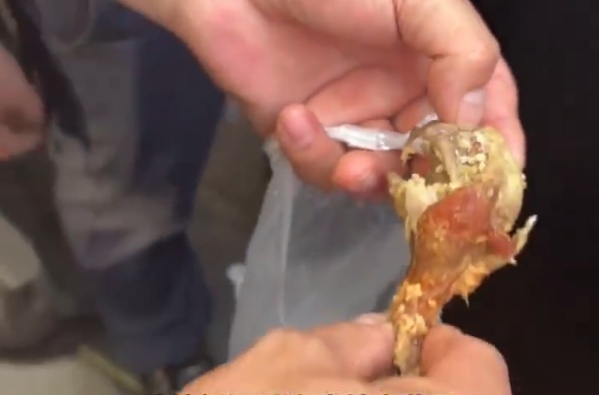 “正新鸡排鸡腿里全是蛆”，市监局通报