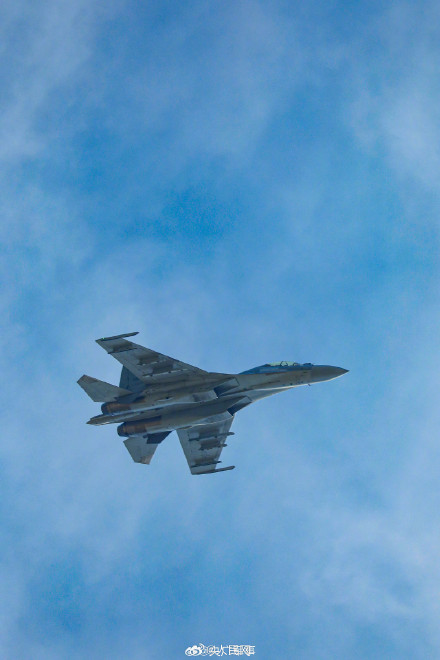 砺剑长空!战机飞行训练大片来袭 砺剑长空!战机飞行训练大片来袭