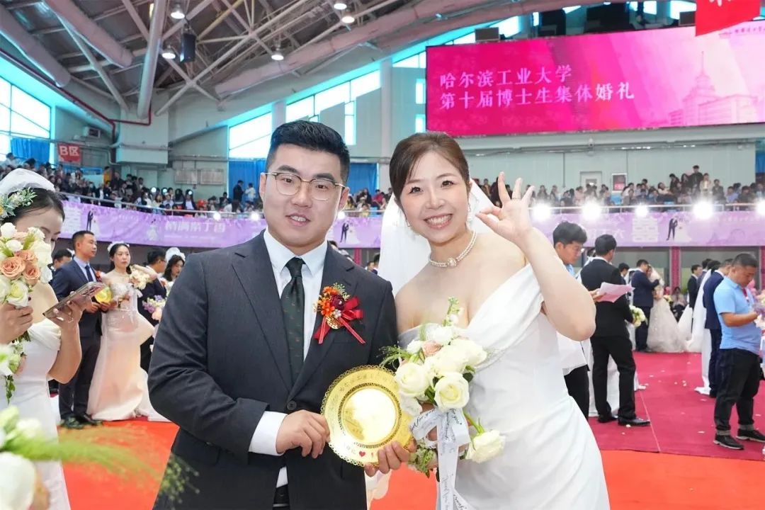 什么情况啊？结婚，学校送“钻戒”？！