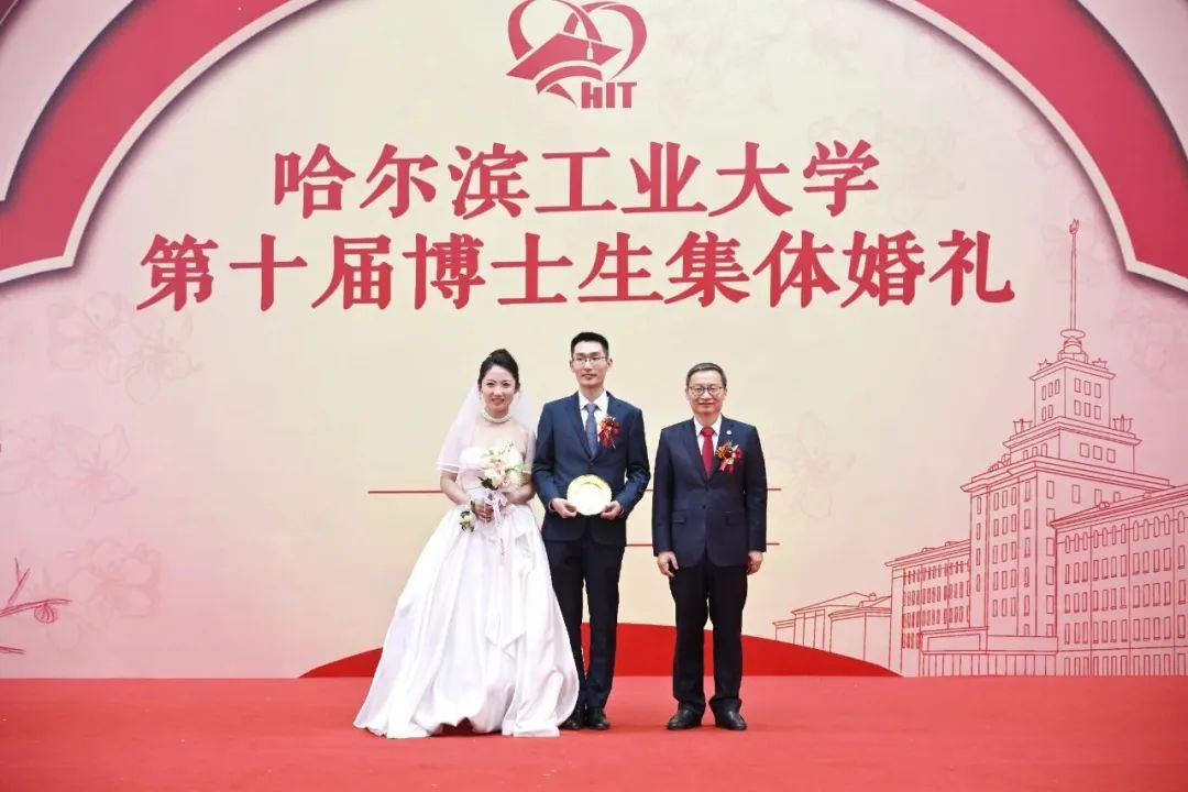 什么情况啊？结婚，学校送“钻戒”？！