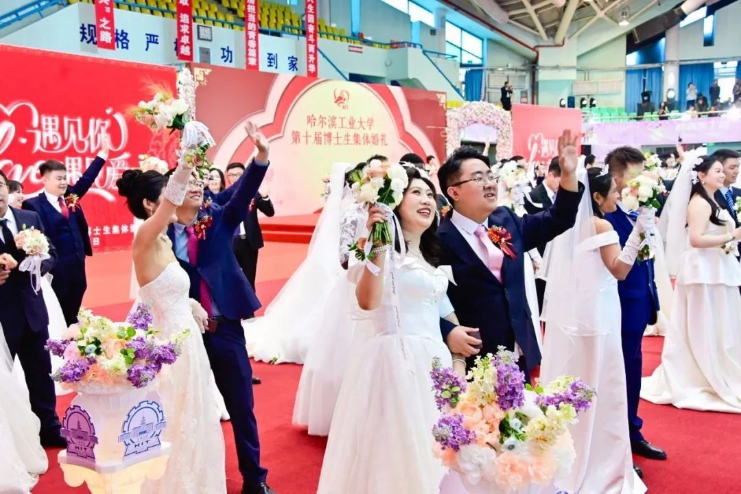 什么情况啊？结婚，学校送“钻戒”？！