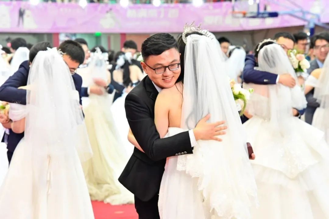 什么情况啊？结婚，学校送“钻戒”？！