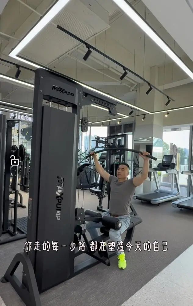 67岁退休武打演员，对健身房下手了！