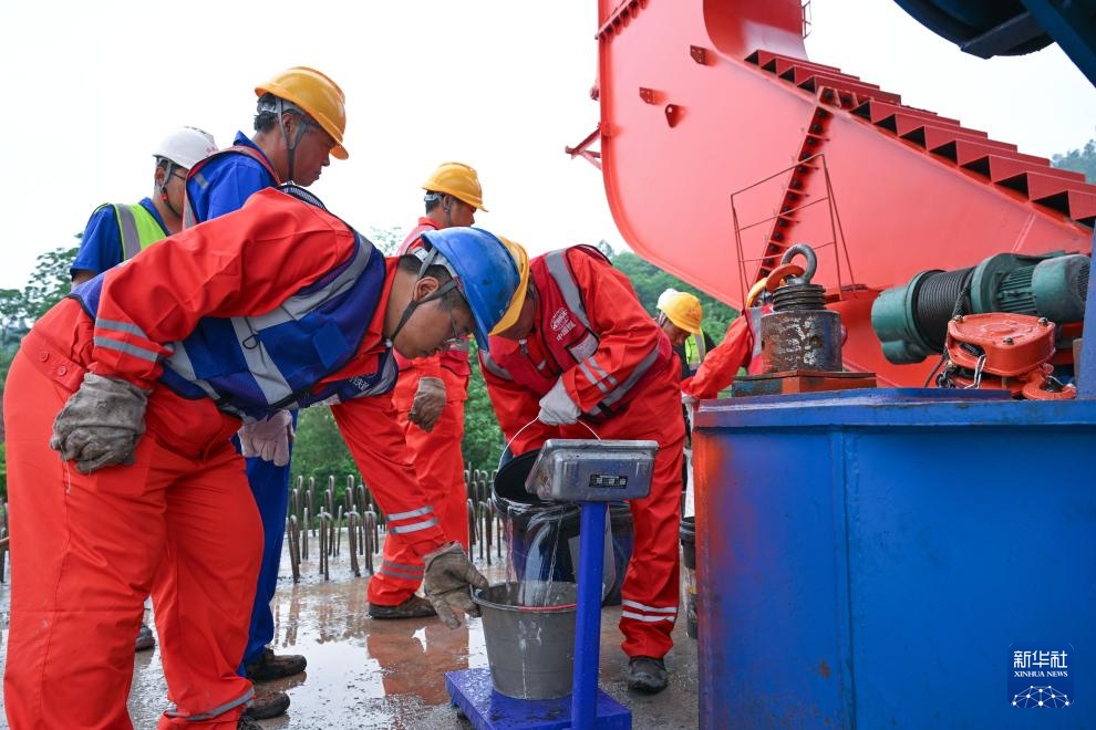 成渝中线铁路重庆大足段首片箱梁成功架设