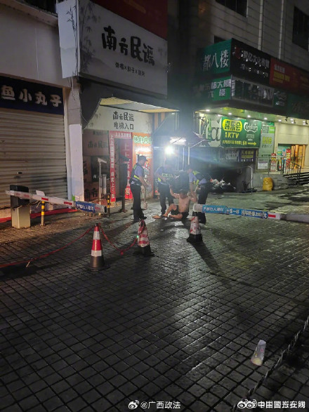 果断出手!休假法警深夜勇擒女厕偷拍者 果断出手!休假法警深夜勇擒女厕偷拍者