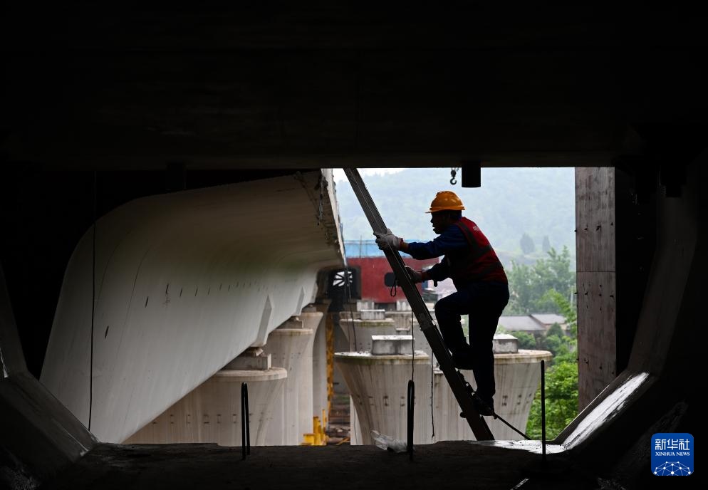成渝中线铁路重庆大足段首片箱梁成功架设