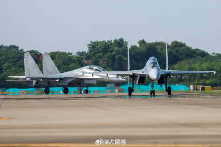 砺剑长空!战机飞行训练大片来袭 砺剑长空!战机飞行训练大片来袭