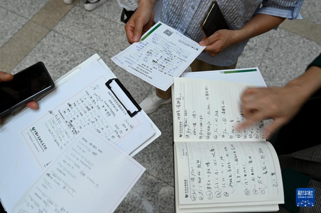 浙江义乌：学习外语 拓展商机