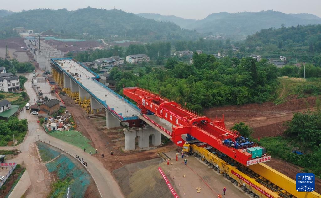 成渝中线铁路重庆大足段首片箱梁成功架设