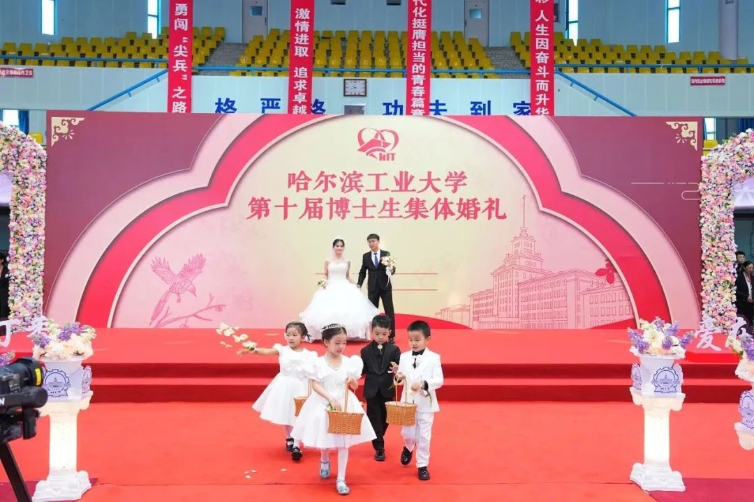 什么情况啊？结婚，学校送“钻戒”？！