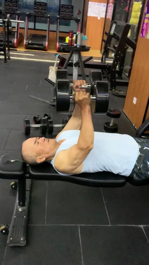 67岁退休武打演员，对健身房下手了！