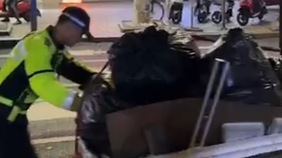 退伍军人→铁骑辅警，他深夜推车的背影在全网刷屏！