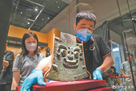 鸮尊“双胞胎”聚首，国宝亚丑钺就位，“看·见殷商”进入布展倒计时