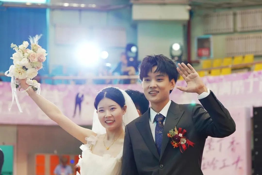 什么情况啊？结婚，学校送“钻戒”？！