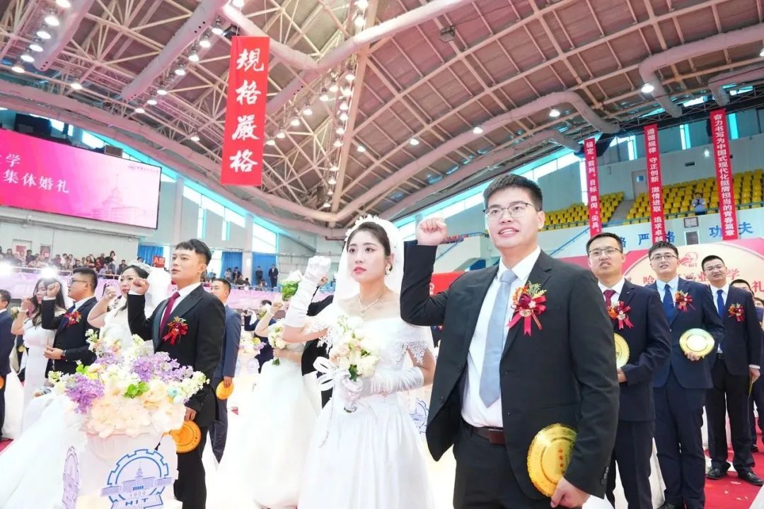 什么情况啊？结婚，学校送“钻戒”？！