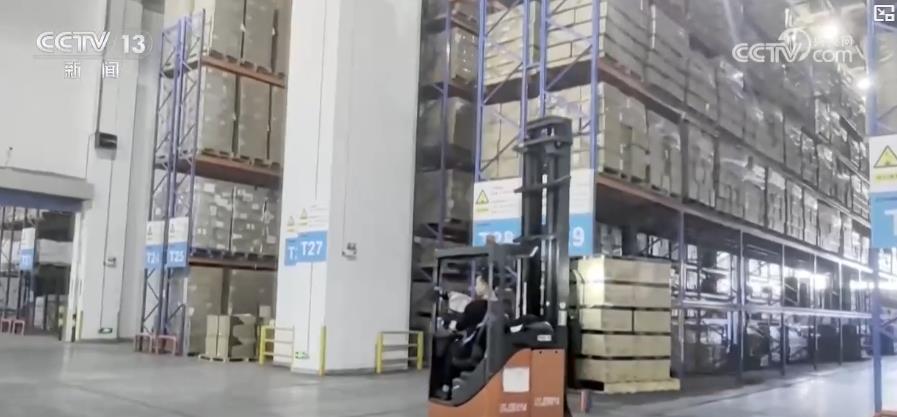 中美关税调整后:跨境电商物流订单暴涨 中美海运再现"一舱难求" 中美关税调整后:跨境电商物流订单暴涨 中美海运再现"一舱难求"