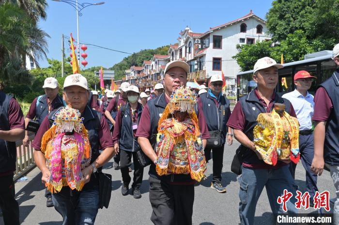 多批台湾妈祖信众赴福建湄洲岛谒祖进香 掀起“回娘家”热潮 多批台湾妈祖信众赴福建湄洲岛谒祖进香 掀起“回娘家”热潮
