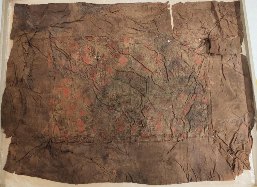 解密!考古发现最早的丝制“坐垫”竟然一直被当做“枕巾”? 解密!考古发现最早的丝制“坐垫”竟然一直被当做“枕巾”?