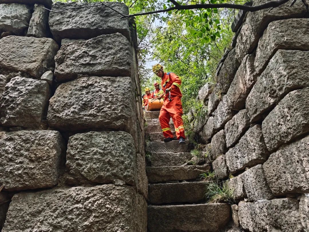 爬山中途崴脚，消防紧急救援