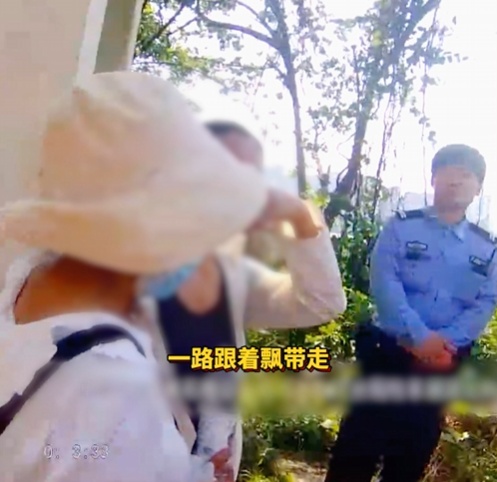 仙境？险境！两女子爬山跟随飘带标记，竟走到悬崖边...