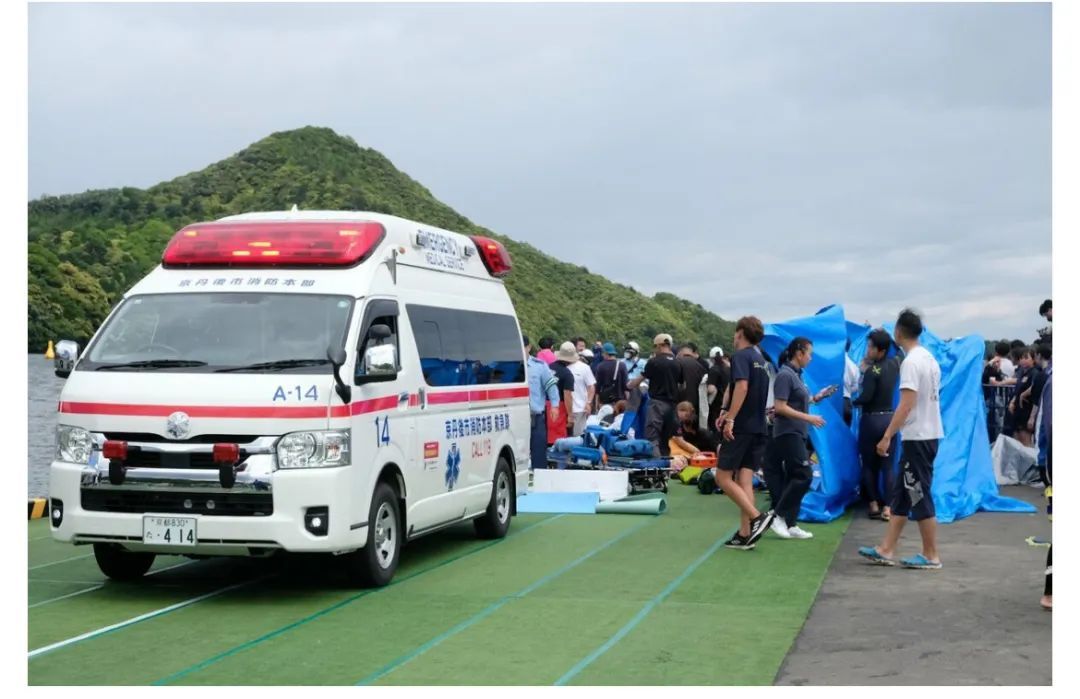 日本一独木舟比赛发生翻船事故 约90人落水6人送医 日本一独木舟比赛发生翻船事故 约90人落水6人送医