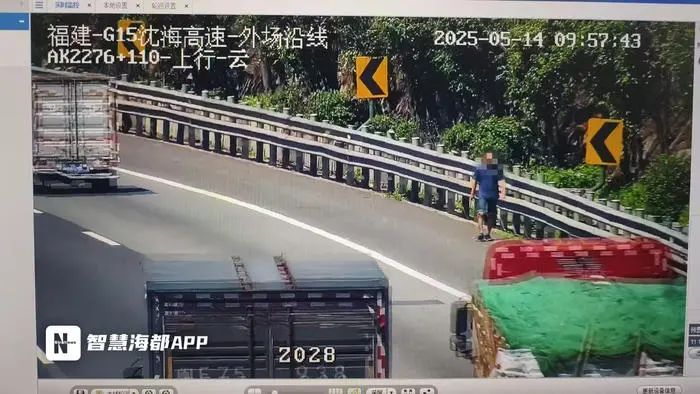 太危险！一男子突然跳车，并在高速公路上逆行！事发泉州往厦门高速......