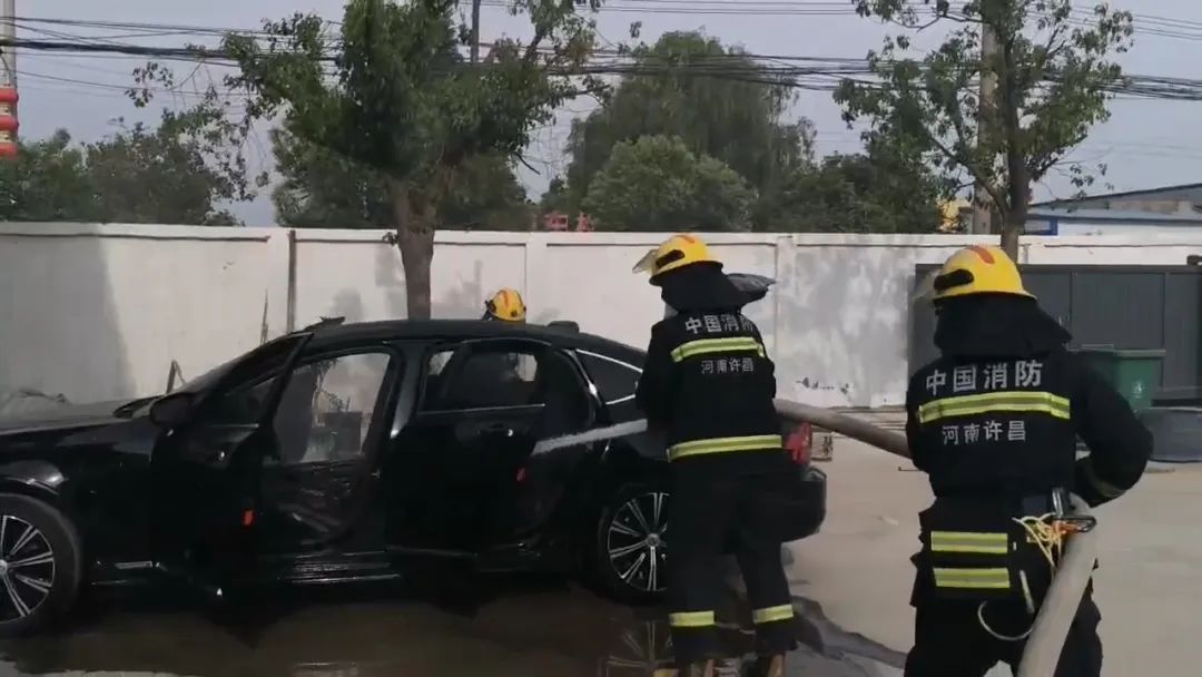 火灾警示宣传教育月丨天气炎热，如何防范爱车“上火”？