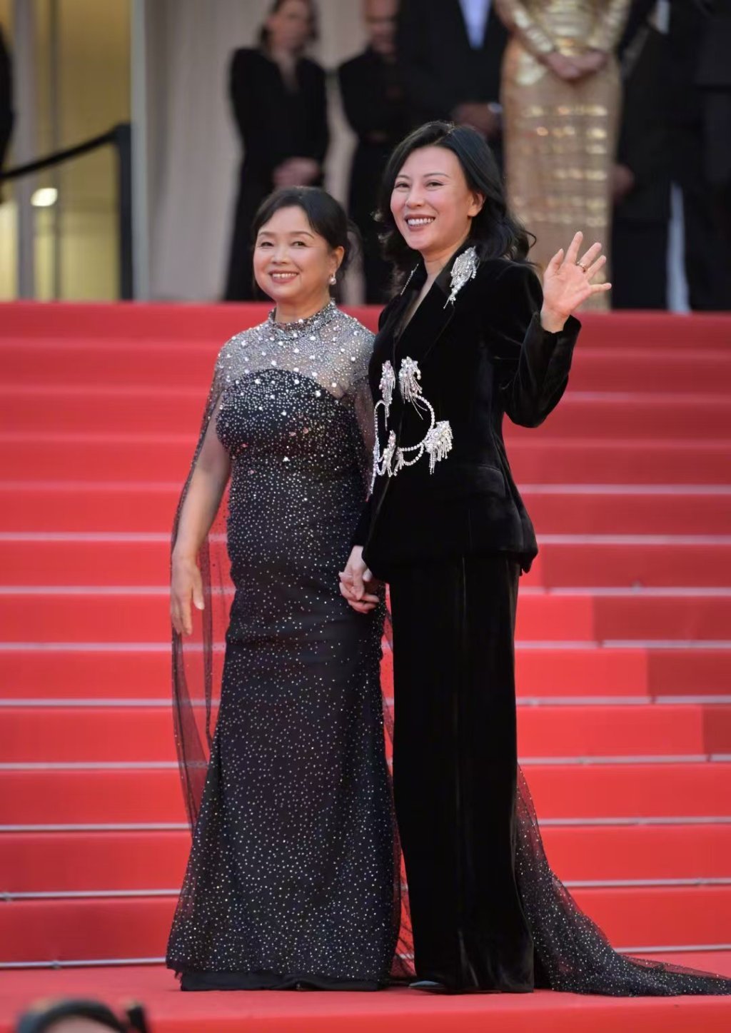 出走的苏敏阿姨一路走到了戛纳,这块红毯因她而多元 出走的苏敏阿姨一路走到了戛纳,这块红毯因她而多元